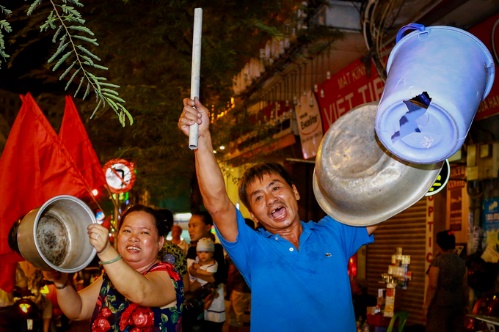 Tình yêu với U23 và những kiểu ăn mừng chỉ có thể là ở Việt Nam - Ảnh 2.