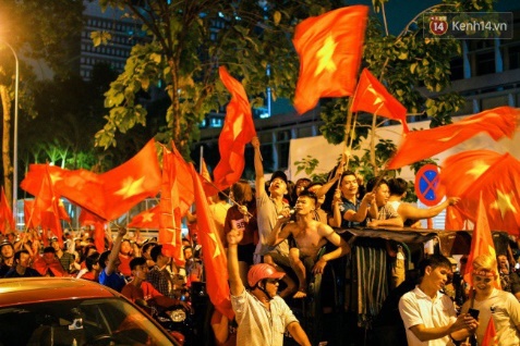Tình yêu với U23 và những kiểu ăn mừng chỉ có thể là ở Việt Nam - Ảnh 6.