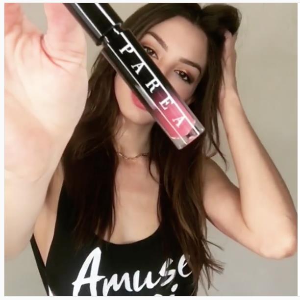 Celine Farach tung clip xinh hết mức khoe c&acirc;y son Việt l&ecirc;n m&agrave;u đẹp ngỡ ng&agrave;ng - Ảnh 2.