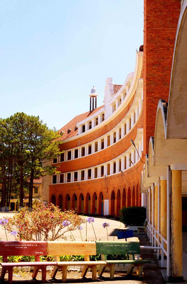Những trường đại học có khuôn viên đẹp như khu nghỉ dưỡng - Ảnh 14.
