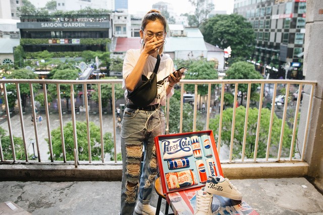 Phát cuồng vì trào lưu mới: giới trẻ Việt xuống đường săn hàng hiệu độc để mặc giống idol - Ảnh 7.