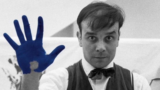 Yves Klein và câu chuyện của sắc xanh từng bị khuyết trên phổ màu - Ảnh 1.