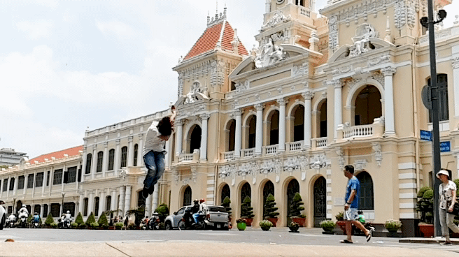 Chụp ảnh check-in xưa rồi, quay video “lơ lửng chậm” mới là chất - Ảnh 1.
