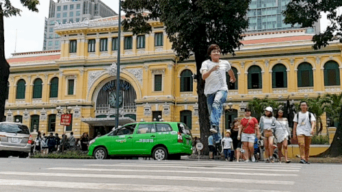 Chụp ảnh check-in xưa rồi, quay video “lơ lửng chậm” mới là chất - Ảnh 2.