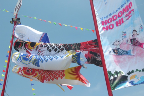 Sài Gòn: Gần 100 bạn nhỏ chung tay trong 2 giờ để tạo nên cờ cá chép Koinobori dài kỷ lục ở Việt Nam - Ảnh 5.
