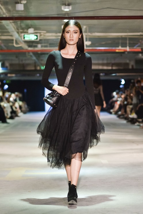 BST Girl Boss của Phạm Hương - Cảm hứng bất tận đến từ hình ảnh những cô gái thành thị - Ảnh 12.