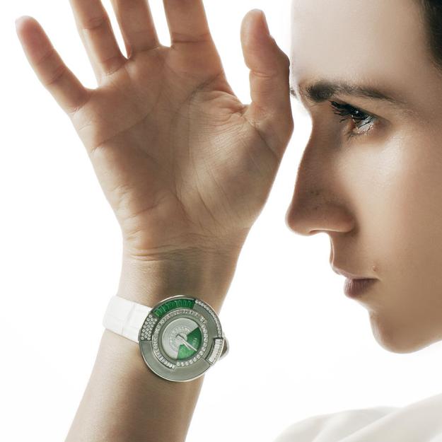 Soi chiếc đồng hồ độc lạ mà Thủy Tiên diện trong buổi ra mắt tự truyện của Công Vinh - Ảnh 3.