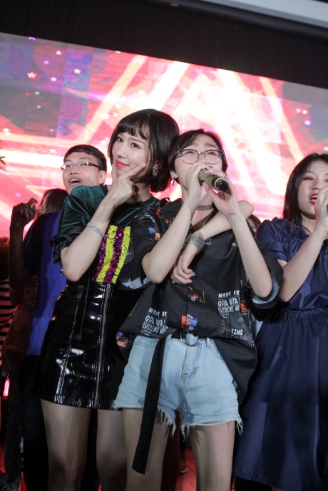 Min và Jaykii xuất hiện, truyền cảm hứng cho thí sinh tại đêm thi Nhóm hát top 35 của Voice Up - Ảnh 4.