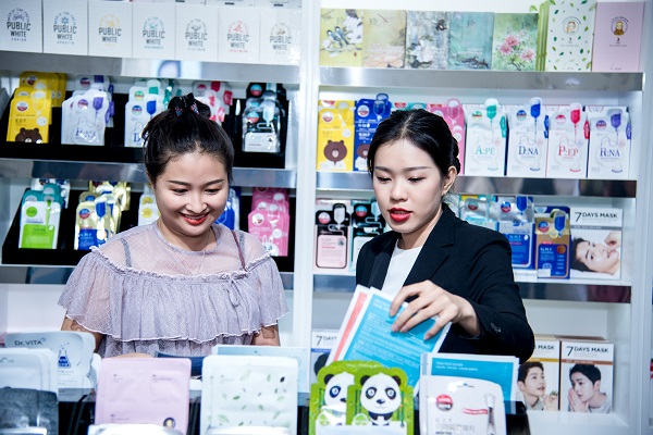 Giới trẻ Sài thành rần rần tham dự khai trương cửa hàng mỹ phẩm Hàn Quốc - Ảnh 8.