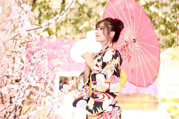 Hoàng Yến Chibi rạng rỡ với kimono và trực tiếp trải nghiệm bí kíp làm đẹp của phụ nữ Nhật - Ảnh 2.