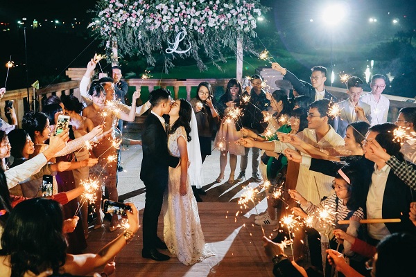 Choáng ngợp với lễ cưới ngoài trời sang chảnh giá 0 đồng - Ảnh 2.