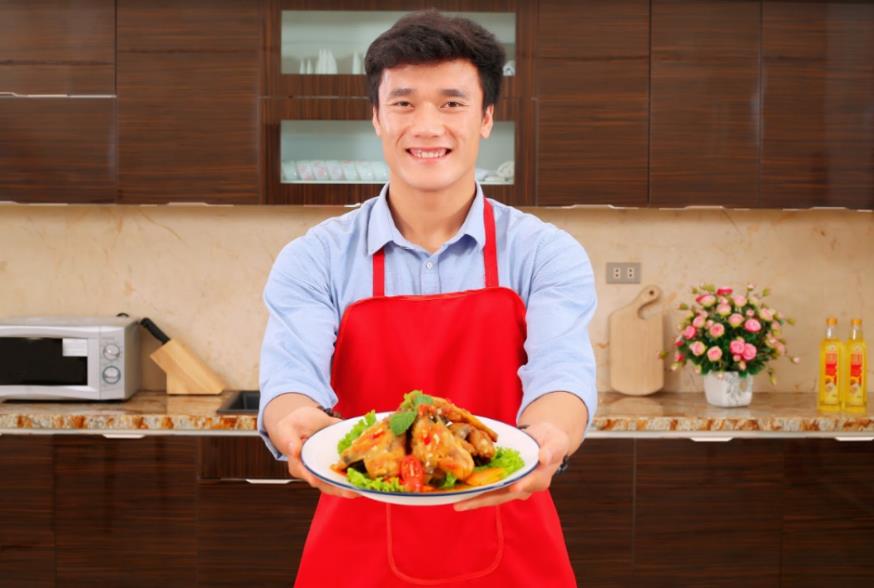 Quang Hải, Tiến Dũng “đốn tim” fan với thử thách “bếp chiến chuẩn vàng” - Ảnh 3.