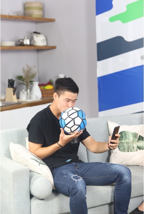 &ldquo;Bạch m&atilde; ho&agrave;ng tử&rdquo; U23 Duy Mạnh gh&eacute; thăm chung cư VTM trong sitcom tập 7 của WeBall - Ảnh 4.