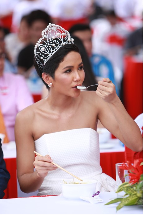 Hoa hậu H’Hen Nie háo hức thưởng thức tô phở bò ăn liền lớn nhất thế giới - Ảnh 4.