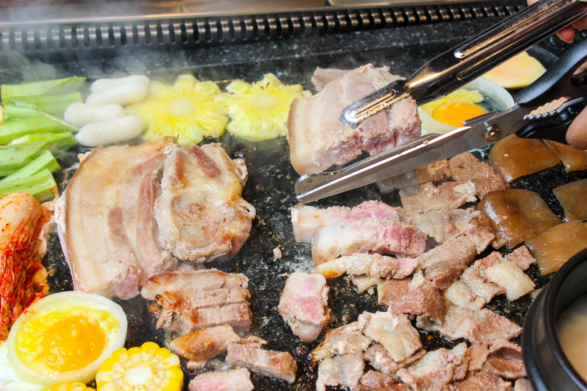 Thưởng thức buffet thịt nướng b&agrave;n đ&aacute; độc đ&aacute;o từ H&agrave;n Quốc - Ảnh 3.