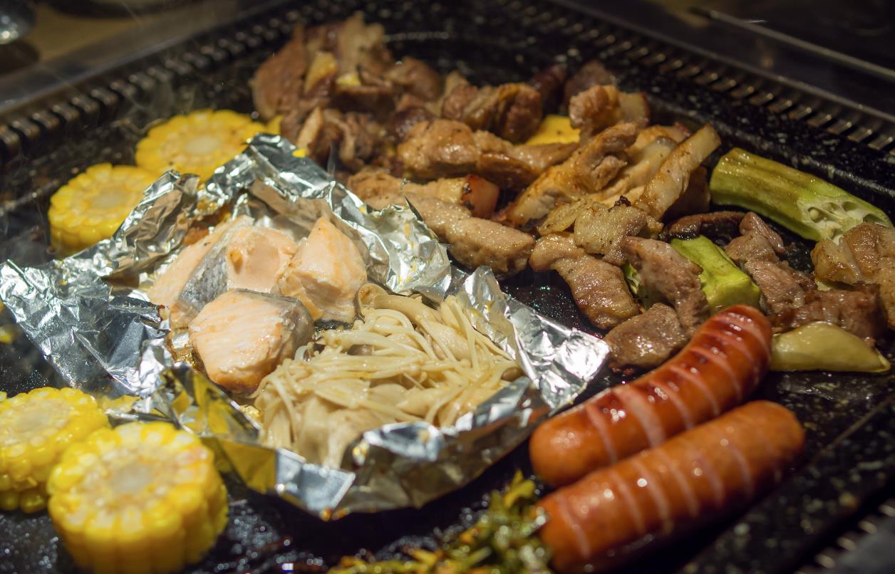 Thưởng thức buffet thịt nướng b&agrave;n đ&aacute; độc đ&aacute;o từ H&agrave;n Quốc - Ảnh 4.