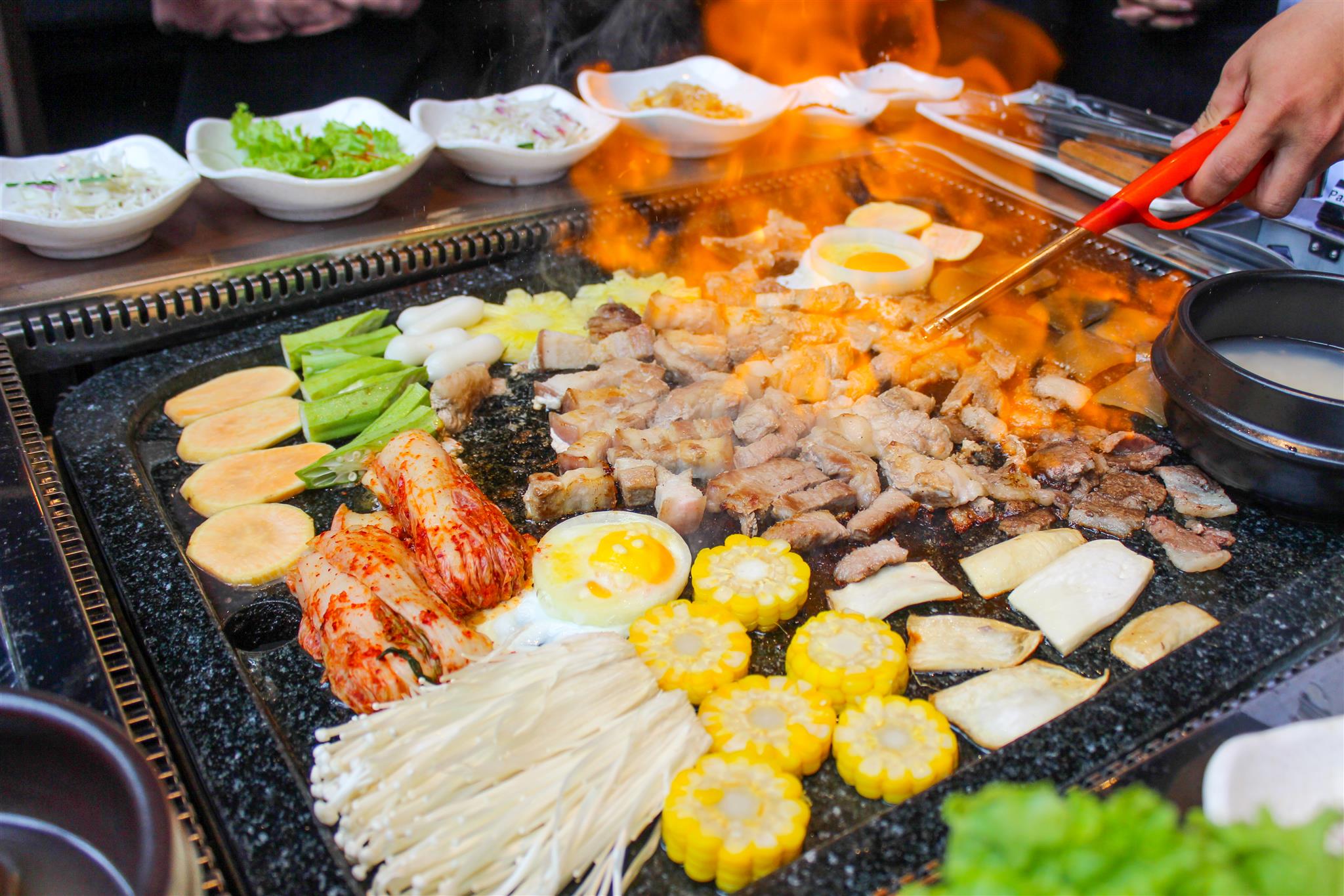 Thưởng thức buffet thịt nướng b&agrave;n đ&aacute; độc đ&aacute;o từ H&agrave;n Quốc - Ảnh 5.