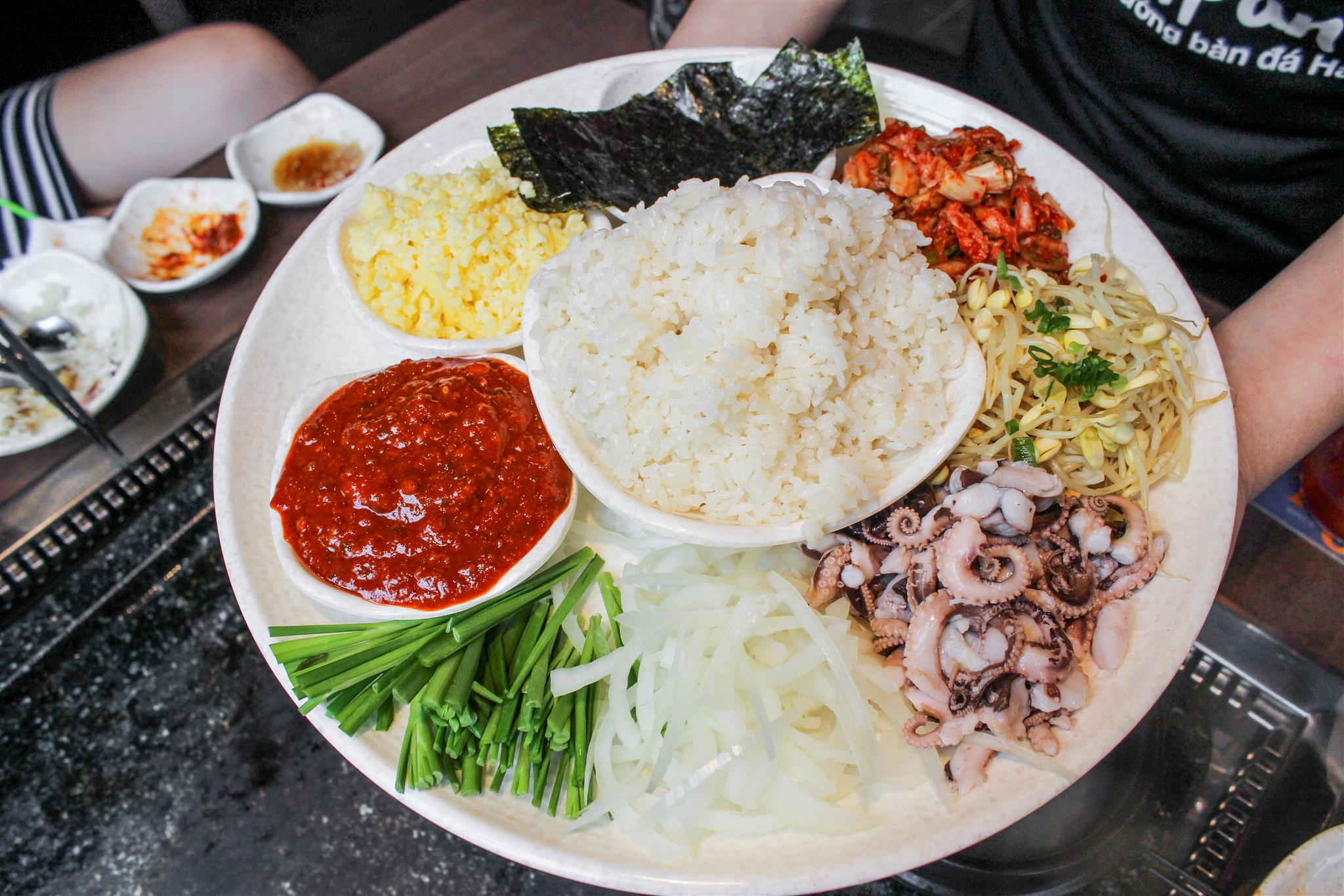 Thưởng thức buffet thịt nướng b&agrave;n đ&aacute; độc đ&aacute;o từ H&agrave;n Quốc - Ảnh 6.