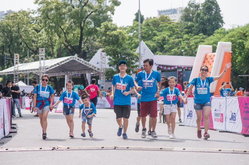 Hà Nội: MC Minh Trang cùng nhiều gia đình trẻ hào hứng tham gia giải chạy bộ bán chuyên - Ảnh 4.