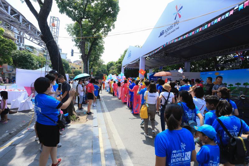 Hà Nội: MC Minh Trang cùng nhiều gia đình trẻ hào hứng tham gia giải chạy bộ bán chuyên - Ảnh 14.
