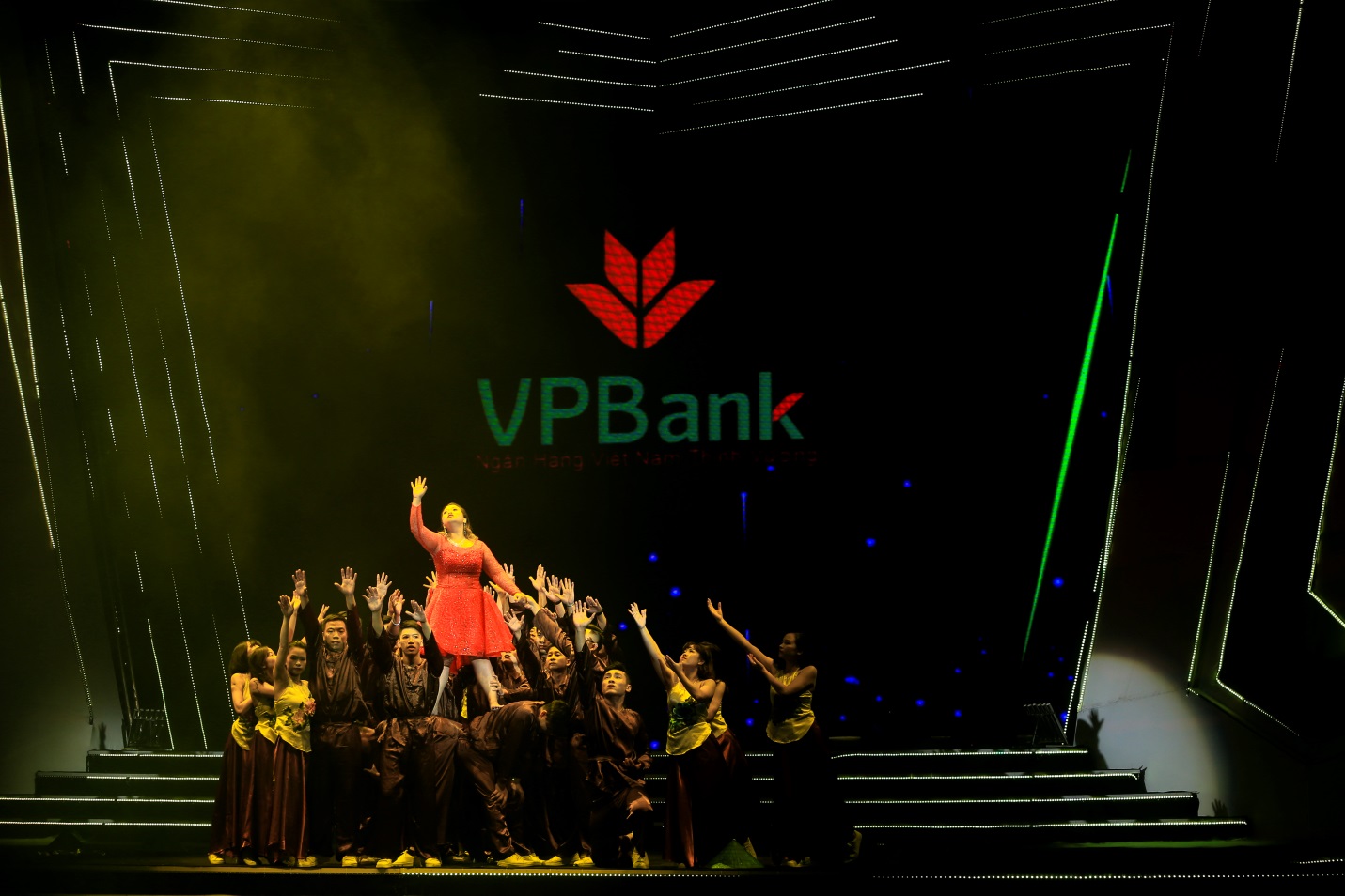 Dàn nghệ sĩ VPBank quyến rũ và bùng nổ trước hàng nghìn khán giả - Ảnh 7.