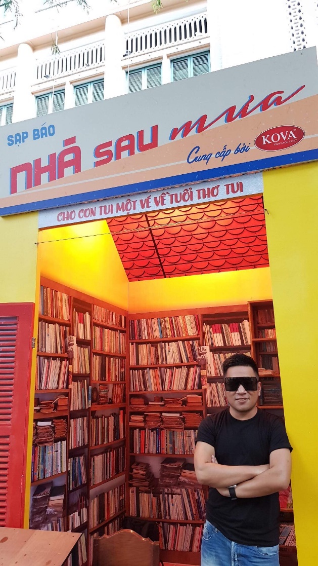 Giới trẻ Sài Gòn rộn ràng check-in đường dù đỏ rực giữa lòng thành phố - Ảnh 1.