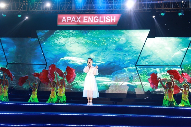 Quán quân The Voice Kids Dương Ngọc Ánh tỏa sáng trong đêm hội trăng rằm Apax English - Ảnh 3.