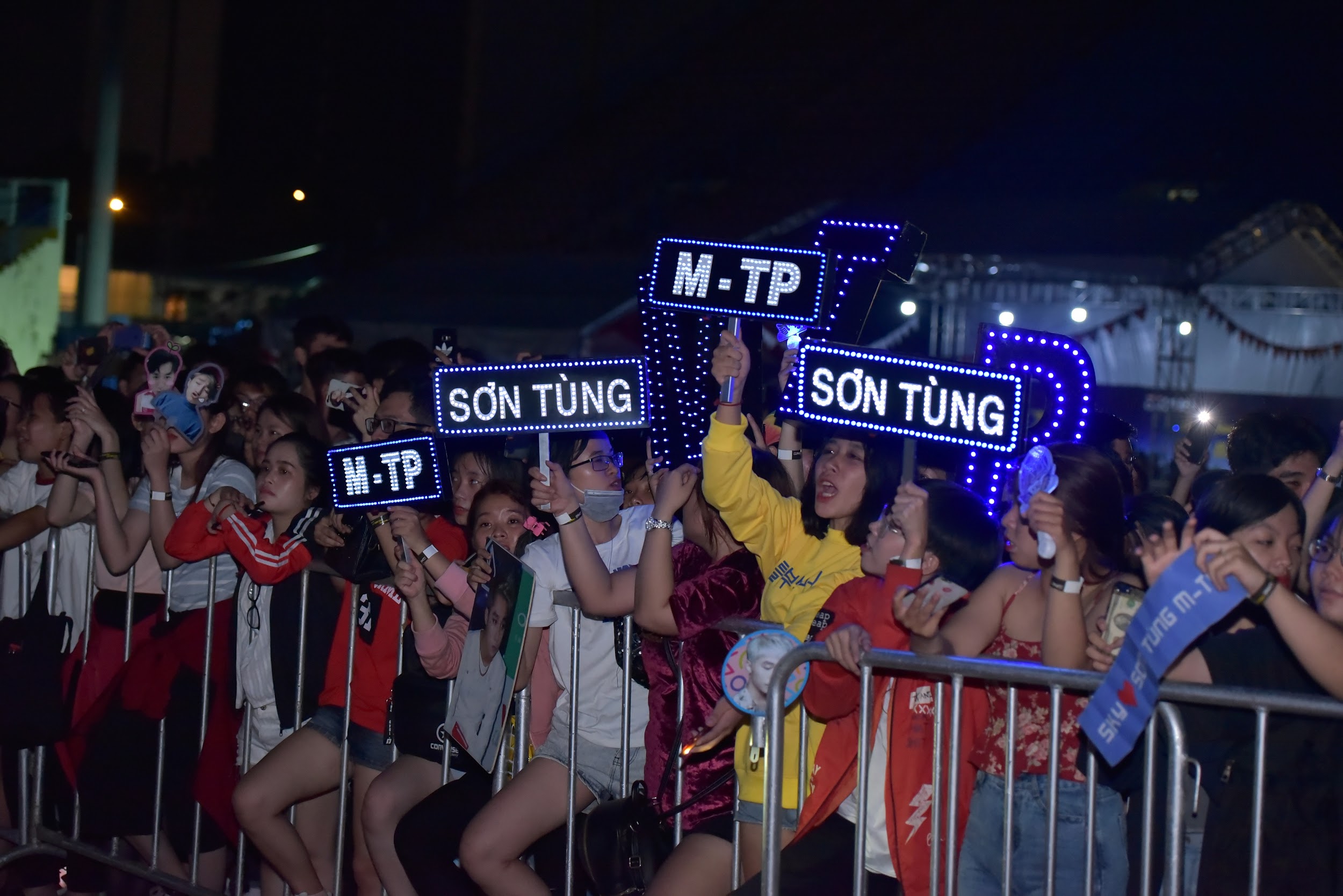 Sơn Tùng M-TP khiến fan phát cuồng trước mái tóc tết siêu chất tại sự kiện - Ảnh 3.