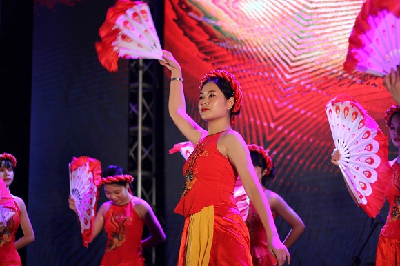 Sinh viên Khoa Quốc tế cháy hết mình trong đêm nhạc “IS’Land Festival” - Ảnh 5.