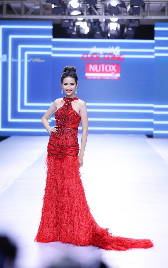 HLV The Face 2018 Võ Hoàng Yến sải bước trên sàn catwalk trong thiết kế đặc sắc của Mai Phương Trang - Ảnh 3.