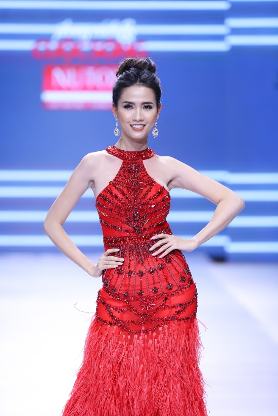 HLV The Face 2018 Võ Hoàng Yến sải bước trên sàn catwalk trong thiết kế đặc sắc của Mai Phương Trang - Ảnh 4.