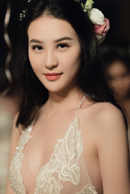 Quách Ánh make-up: Người rắc “bụi phép” vào các fashion show Việt - Ảnh 13.