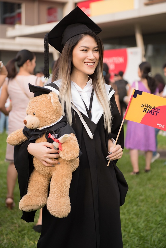 Ngọc Thanh Tâm nhận bằng tốt nghiệp loại giỏi trường đại học quốc tế - Ảnh 1.