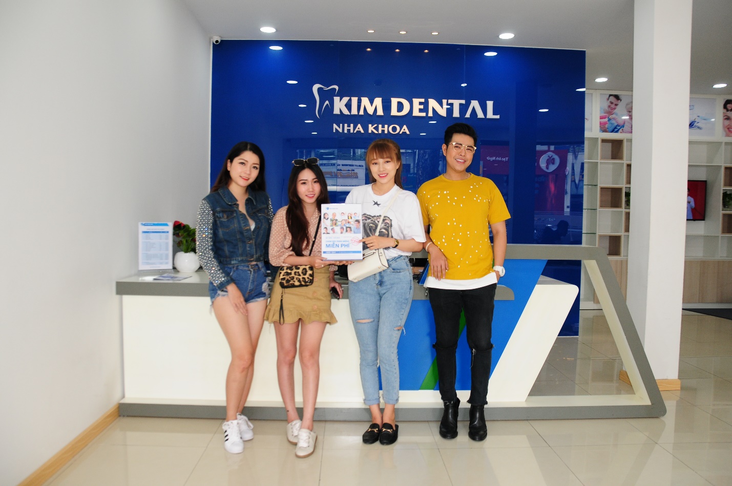 Nha khoa Kim thu hút hàng ngàn bạn trẻ ngay tuần đầu tiên triển khai chiến dịch chăm sóc răng miệng miễn phí - Ảnh 3.