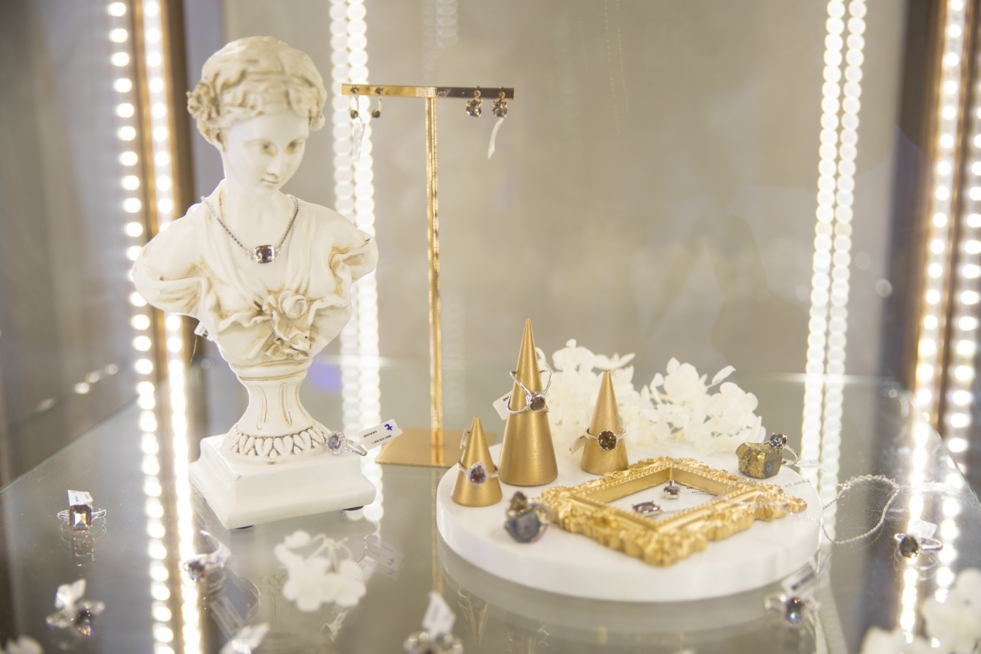 B&iacute; k&iacute;p s&agrave;nh điệu của sao Việt: Sở hữu 1 vi&ecirc;n đ&aacute; phong thủy mang may mắn cho cuộc sống - Ảnh 11.