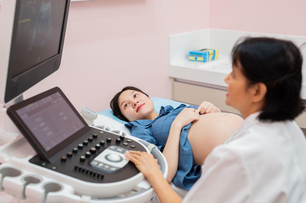 Lần đầu mang thai và những xét nghiệm mẹ bầu cần làm trong suốt thai kỳ - Ảnh 1.