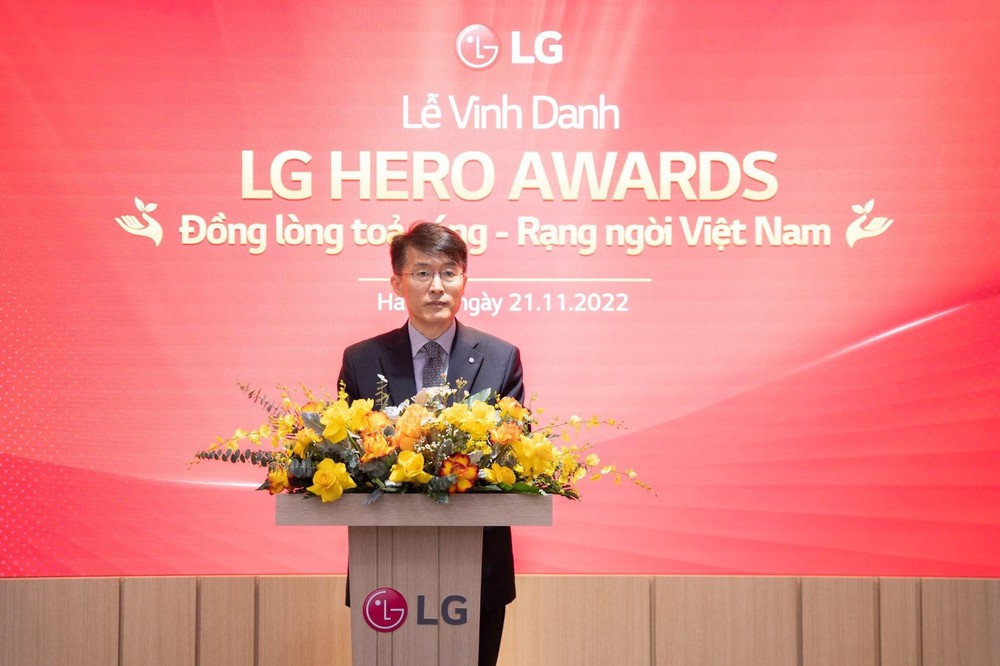 LG trao tặng 100 triệu đồng cho chàng đội trưởng cứu nạn miễn phí 9.000 nạn nhân - Ảnh 2.