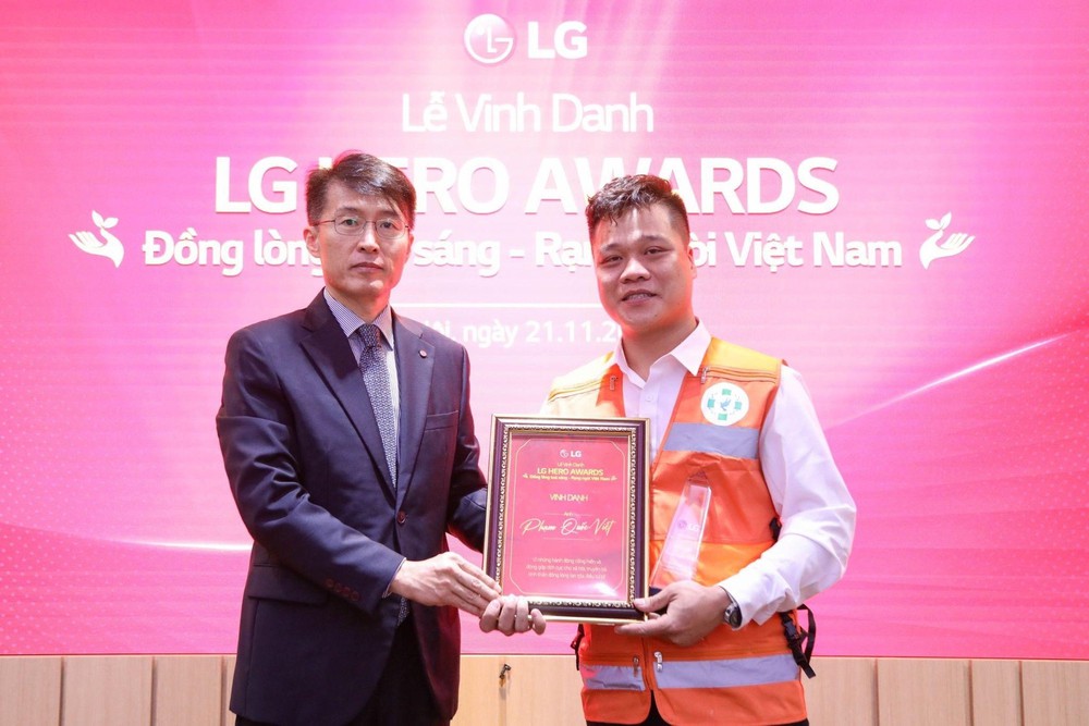 LG trao tặng 100 triệu đồng cho chàng đội trưởng cứu nạn miễn phí 9.000 nạn nhân - Ảnh 1.