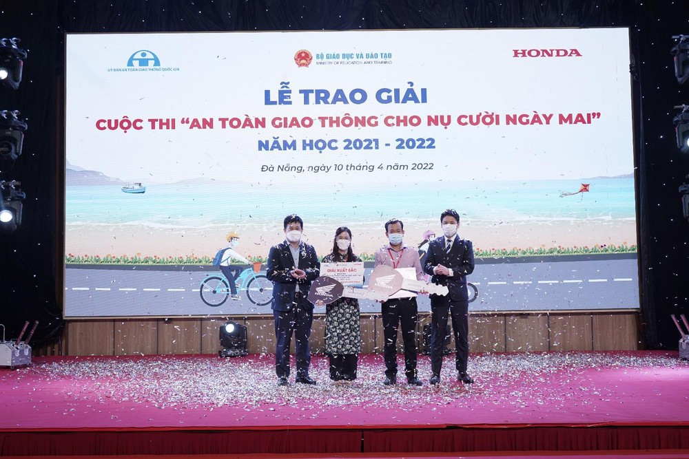 Lễ trao giải cuộc thi “ATGT cho nụ cười ngày mai” năm học 2021-2022 - Ảnh 2.