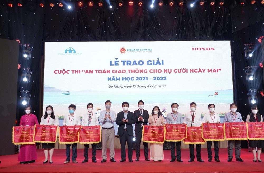 Lễ trao giải cuộc thi “ATGT cho nụ cười ngày mai” năm học 2021-2022 - Ảnh 3.