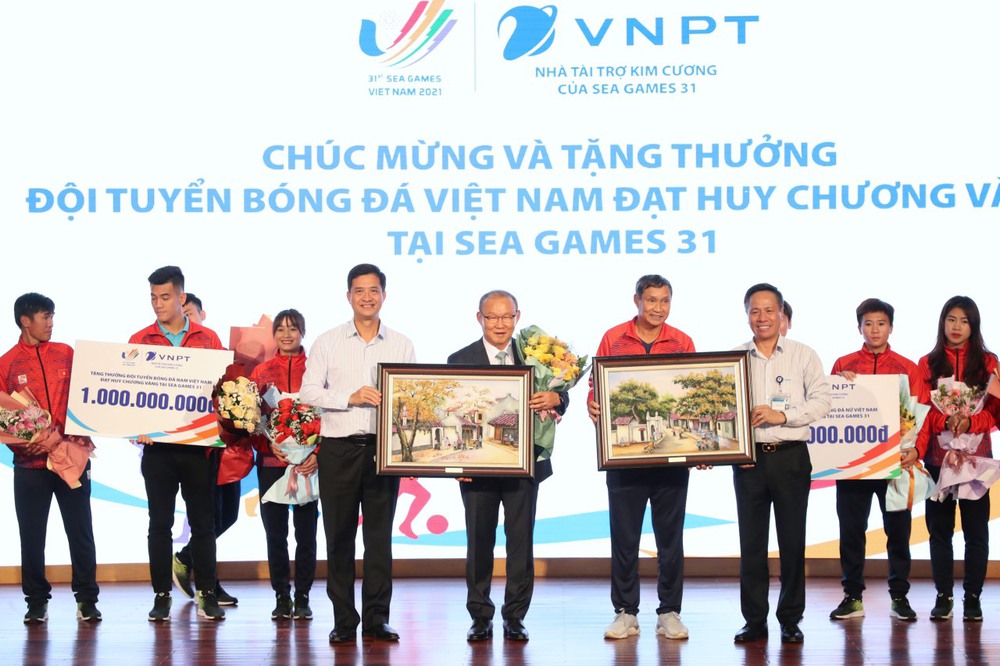 Tập đoàn VNPT thưởng “nóng” 2 tỷ đồng cho đội tuyển bóng đá nam nữ Việt Nam - Ảnh 1.