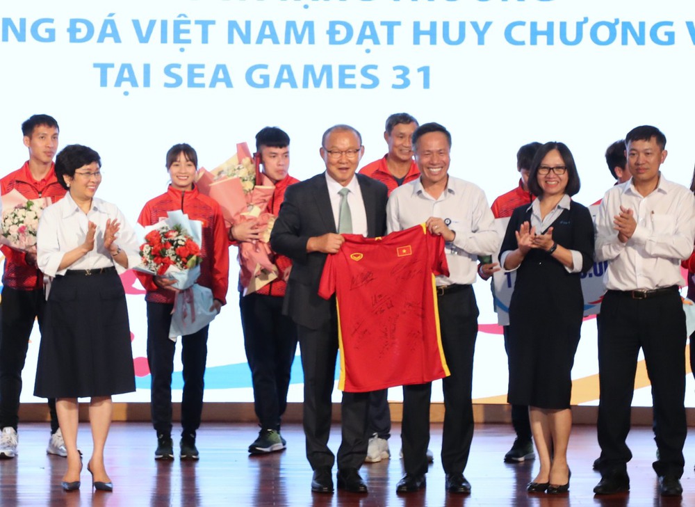 Tập đoàn VNPT thưởng “nóng” 2 tỷ đồng cho đội tuyển bóng đá nam nữ Việt Nam - Ảnh 2.