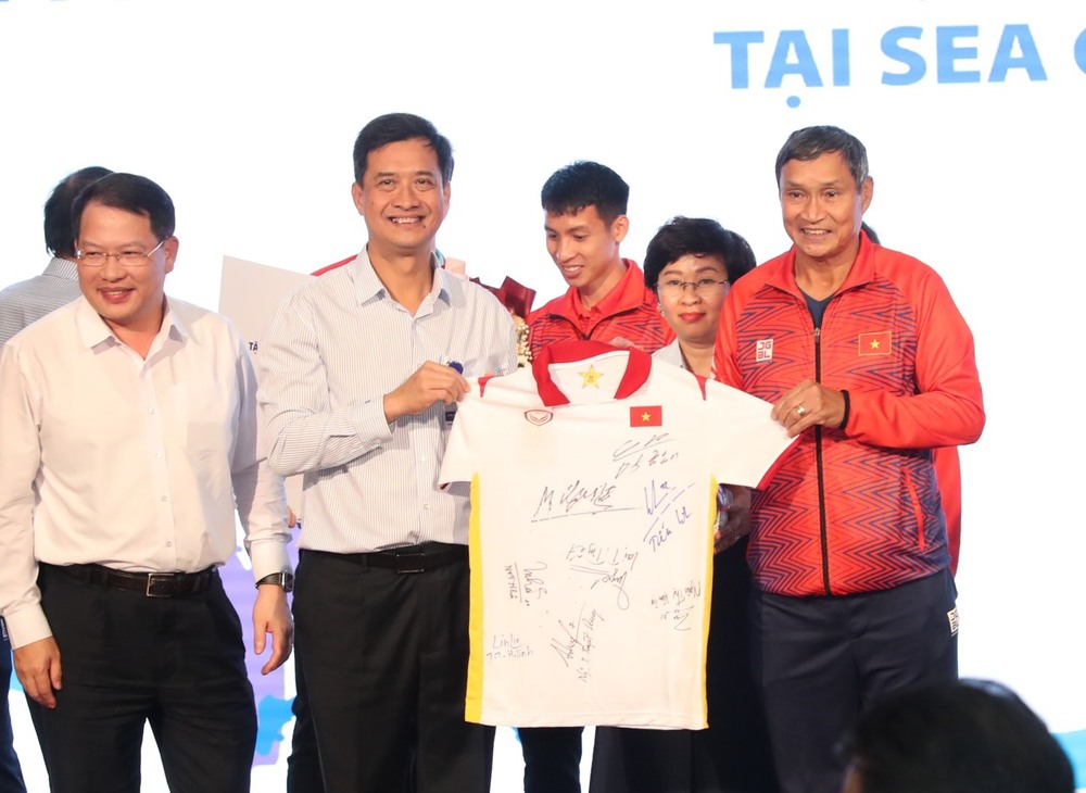 Tập đoàn VNPT thưởng “nóng” 2 tỷ đồng cho đội tuyển bóng đá nam nữ Việt Nam - Ảnh 3.
