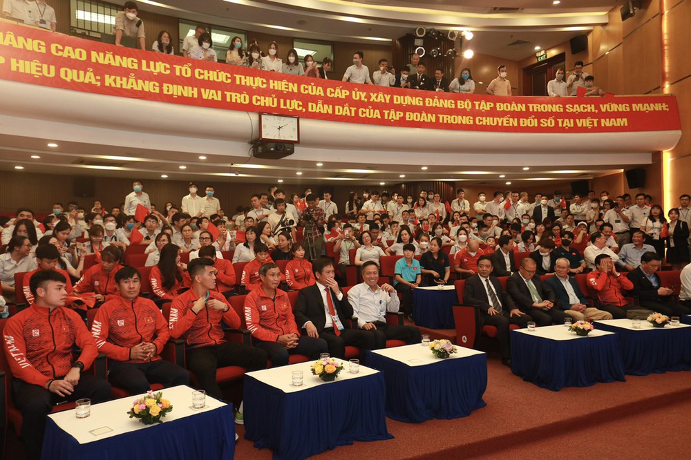 Tập đoàn VNPT thưởng “nóng” 2 tỷ đồng cho đội tuyển bóng đá nam nữ Việt Nam - Ảnh 4.