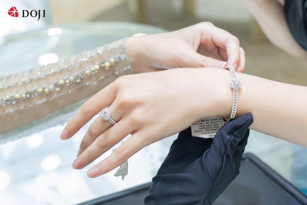 Ngô Thanh Vân đeo đôi bông tai kim cương hơn 10 nghìn đô la trong ngày cưới - Ảnh 2.