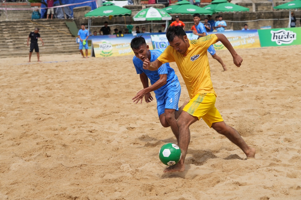 Mùa hè miền Trung “rực lửa” cùng Lễ hội bóng đá biển Huda 2022 - Ảnh 5.