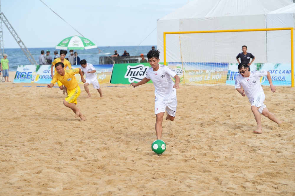 Mùa hè miền Trung “rực lửa” cùng Lễ hội bóng đá biển Huda 2022 - Ảnh 7.
