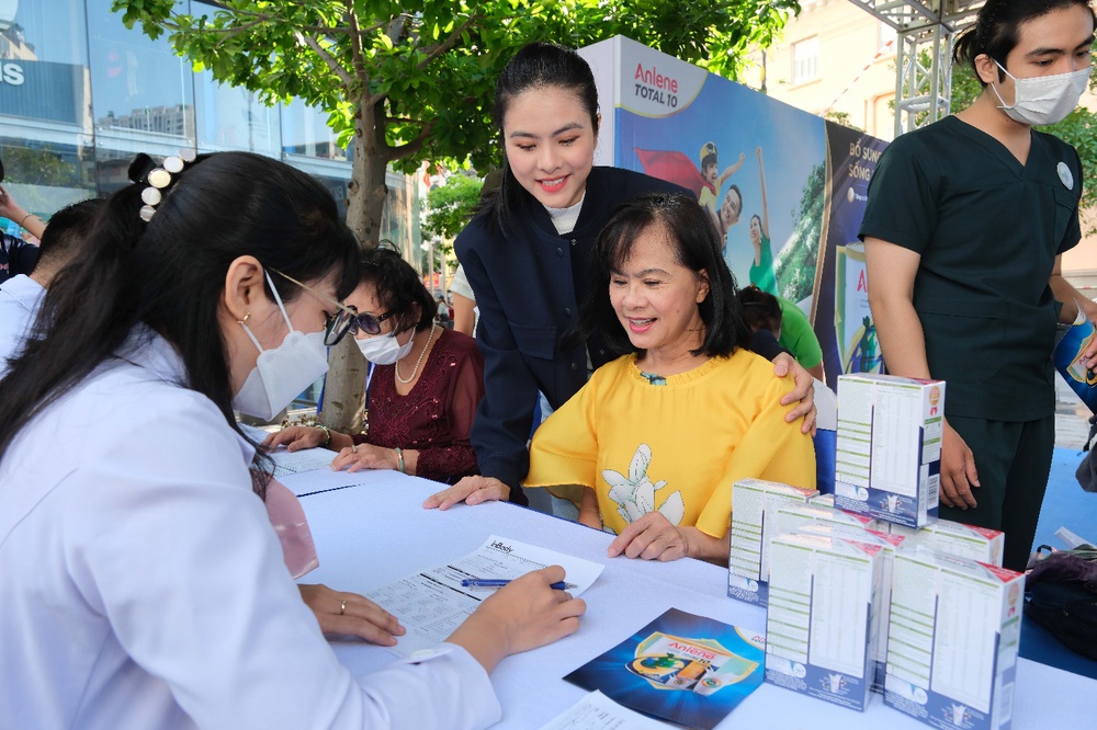 Diễn viên Huỳnh Anh Tuấn, Vân Trang cùng mẹ trải nghiệm khẩu hiệu đầu bạc không đầu hàng của Anlene TOTAL 10 - Ảnh 2.