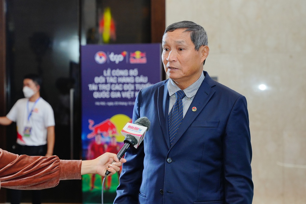 Những gương mặt vàng của bóng đá Việt hội ngộ tại họp báo của TCP Việt Nam - Red Bull - Ảnh 1.