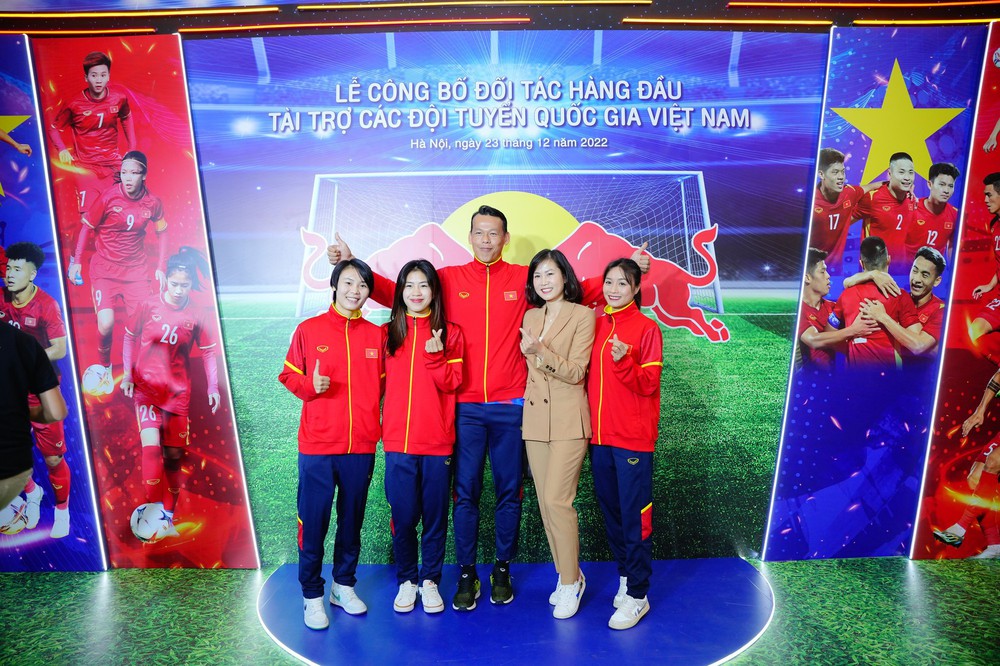 Những gương mặt vàng của bóng đá Việt hội ngộ tại họp báo của TCP Việt Nam - Red Bull - Ảnh 2.